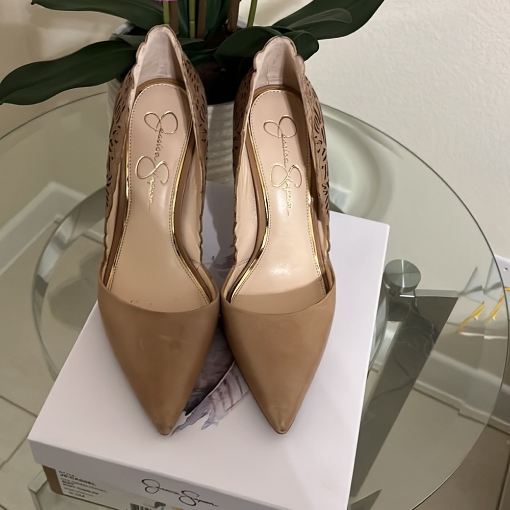 Jessica Simpson buff color9.5 heel shoes perfect condition goes with everything - Picture 4 of 9